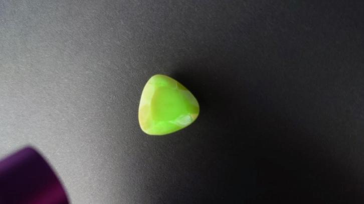 Driehoek gefacetteerde puntige achterkant uranium, Sieraden, Tassen en Uiterlijk, Edelstenen, Ophalen of Verzenden
