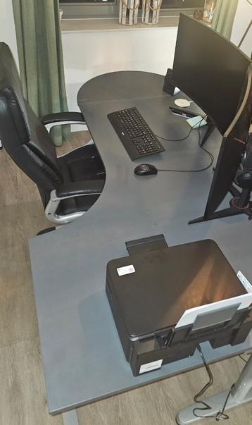 Robuust grijs werkbureau (in hoogte verstelbaar) beschikbaar voor biedingen