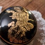 Lakdoosje met Goudkleurige Afbeelding 10 cm, Antiek en Kunst, Ophalen of Verzenden
