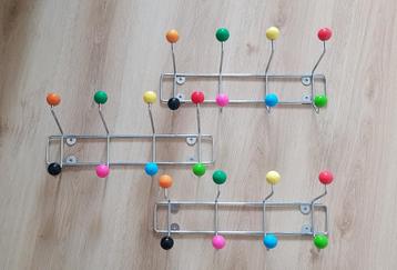 Drie kleurrijke ( kinder-) kapstokken, Saturnus multi