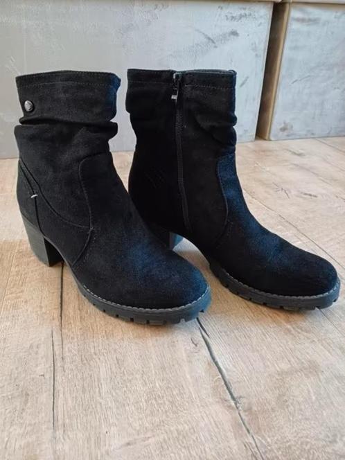 Zgan zwarte suèdine enkellaarsjes in mt 40, Kleding | Dames, Schoenen, Zo goed als nieuw, Lage of Enkellaarzen, Zwart, Ophalen of Verzenden