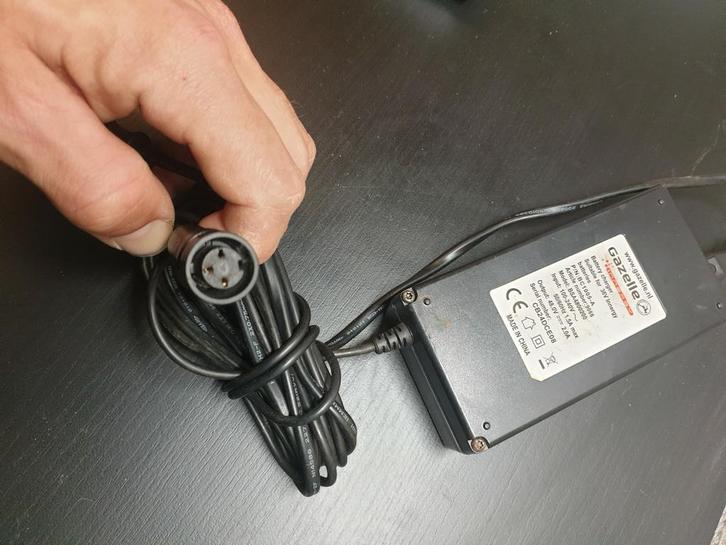 Te koop goede gazelle fiets oplader, Fietsen en Brommers, Fietsaccessoires | Fietsaccu's, Zo goed als nieuw, Ophalen of Verzenden