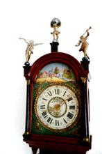 Antieke Friese staartklok met bruidskrans en kwartierslag, Antiek en Kunst, Antiek | Klokken, Ophalen of Verzenden
