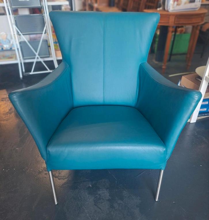Turquoise lederen fauteuil met metalen poten, Huis en Inrichting, Fauteuils, Zo goed als nieuw, Leer, Metaal, 75 tot 100 cm, 75 tot 100 cm