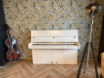 Leegverkoop! witte Duitse piano gestemd en gebracht NL