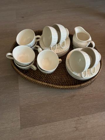 Servies: 10 kop en schotels + melkkannetje beschikbaar voor biedingen