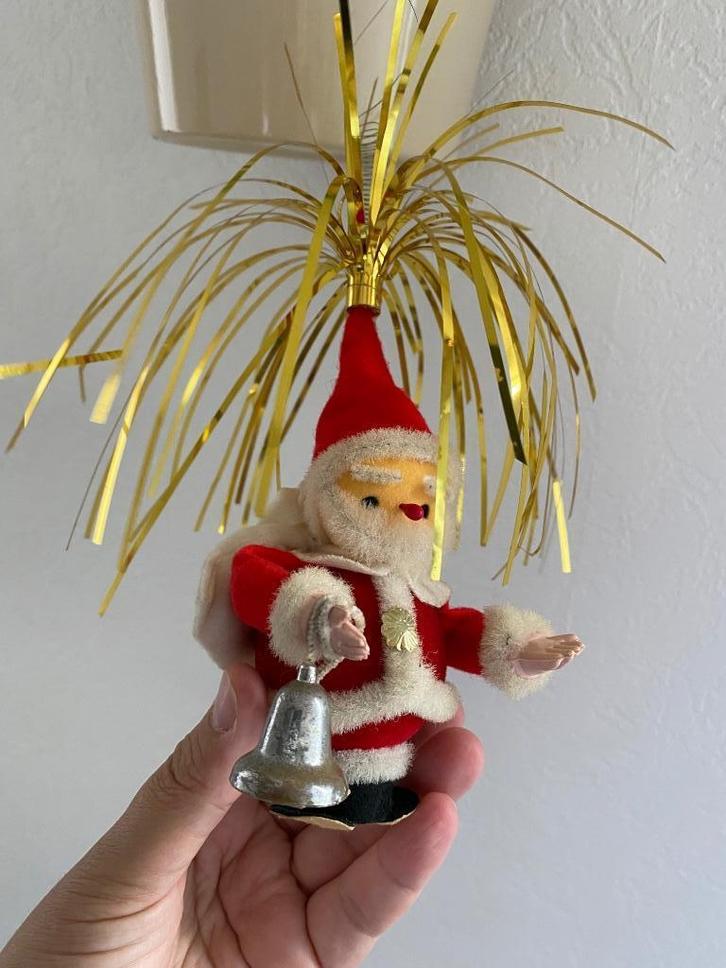 Vintage Kerst 1950’s Kerstman met klok en pluim aan spiraal, Diversen, Kerst, Zo goed als nieuw, Ophalen of Verzenden