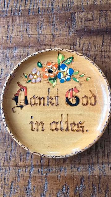 Houten herdenkingsbord – Dankt God in alles - 1955 beschikbaar voor biedingen