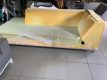 Bank, chaise lounge beschikbaar voor biedingen