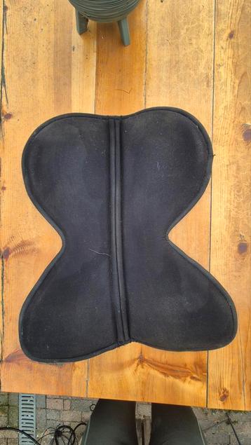 Zadelonderlegger van traagschuim beschikbaar voor biedingen