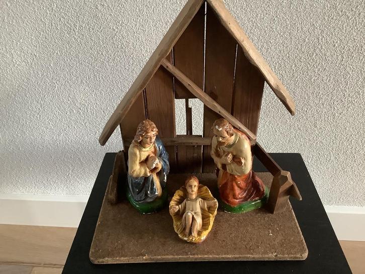 Antieke gipsen kerstgroep met stal, Diversen, Kerst, Zo goed als nieuw, Ophalen of Verzenden