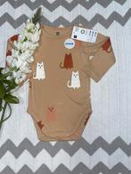 NIEUW, bruin unisex rompertje met poesjes van de Hema, 62/68, Kinderen en Baby's, Babykleding | Maat 62, Nacht- of Onderkleding