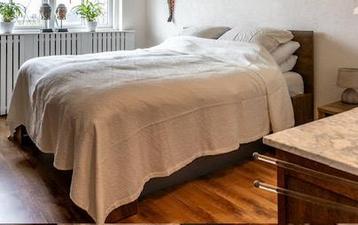 Twee pers. bed elektrische lattenbodem met nachtkastjes  beschikbaar voor biedingen