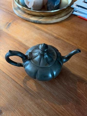 Leuk tinnen theepotje beschikbaar voor biedingen
