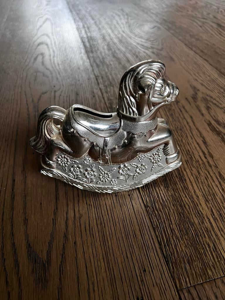 Speelgoed Spaarpot Decoratieve Schatkist Kremers Schatzkiste Spaarpot Paard In De Stal Wit 14cm Spaarvarken 808090 Spaarvarken Stripstijl Decoratie