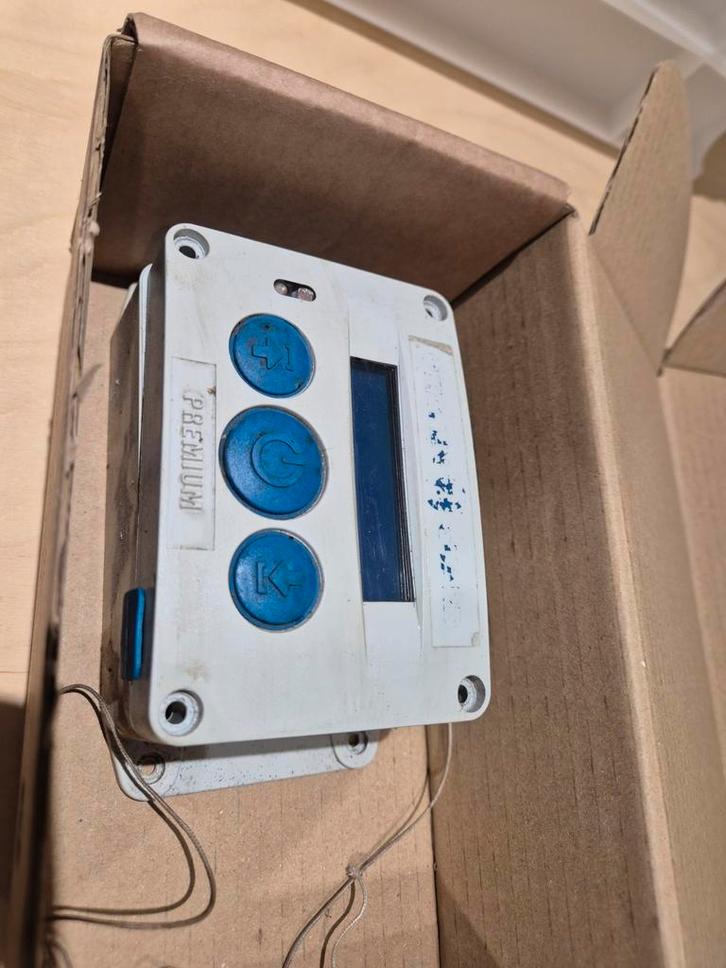 Chickenguard premium - display gaat niet aan, Dieren en Toebehoren, Vogels | Hokken en Kooien, Gebruikt, Vogelkooi, Ophalen of Verzenden