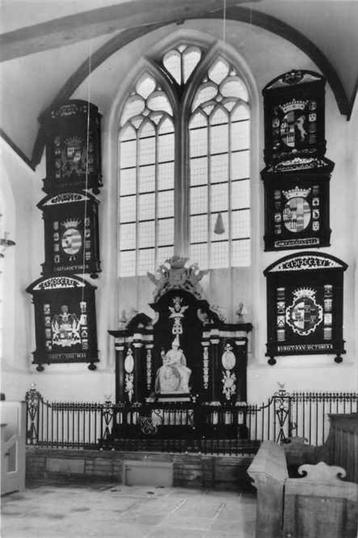 (301-146-033) Oosthuizen Graftombe beschikbaar voor biedingen