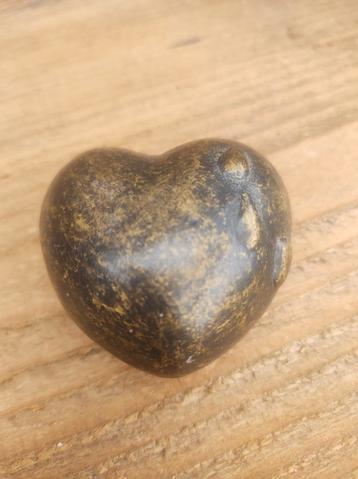 Bronzen urn, hartvormig, 5,5 x 6 x 4 cm beschikbaar voor biedingen