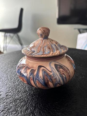 Geglazuurd terracotta potje beschikbaar voor biedingen