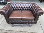 Tweezits chesterfield bank, Huis en Inrichting, Chesterfield, Minder dan 150 cm, Rechte bank, Gebruikt