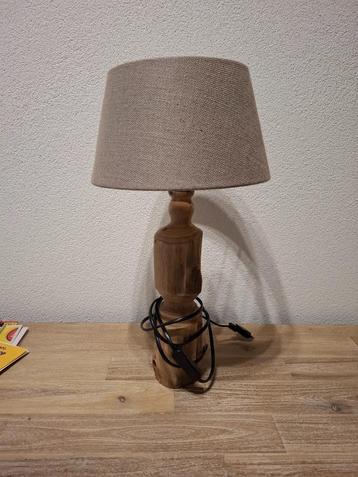 Schermer lamp op houten voet beschikbaar voor biedingen