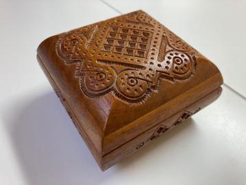 gesneden houten kistje met klepdeksel   beschikbaar voor biedingen