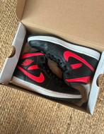 Jordan 1 mid Black/Siren Red, Ophalen of Verzenden, Zo goed als nieuw, Zwart