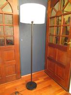 Vloerlamp; zwarte voet met grote witte lampenkap, Modern, 150 tot 200 cm, Gebruikt, Metaal