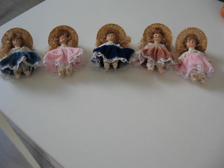 5 oude Porseleinen popjes hoed aangekleed beweegbaar 13 cm., Verzamelen, Poppen, Gebruikt, Pop, Ophalen of Verzenden