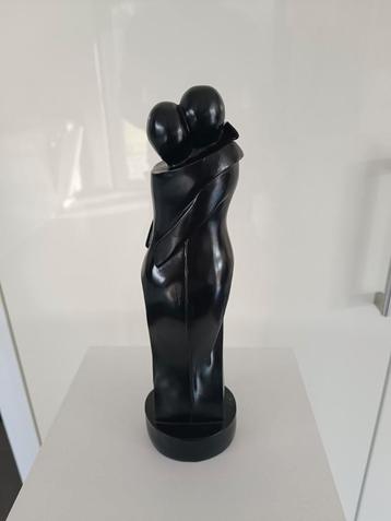 Abstracte Kunststof Sculptuur van verliefde man en vrouw beschikbaar voor biedingen