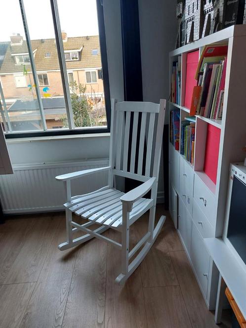 Witte Schommelstoel - Perfect voor Ontspanning!, Huis en Inrichting, Stoelen, Zo goed als nieuw, Eén, Hout, Wit, Ophalen of Verzenden