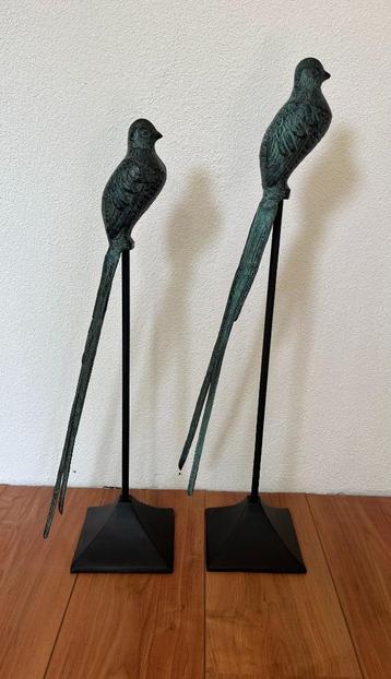 Set van 2 vogels op een voet.  beschikbaar voor biedingen