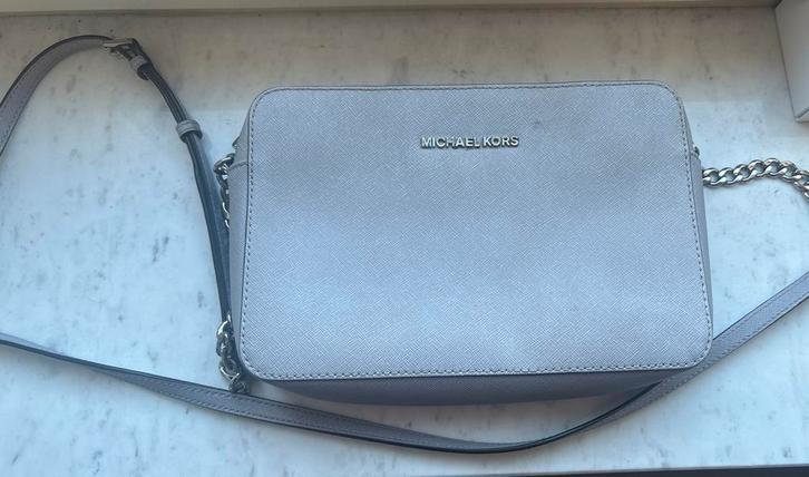 Michael Kors Schoudertas - Grijs, Sieraden, Tassen en Uiterlijk, Tassen | Damestassen, Gebruikt, Schoudertasje, Grijs, Ophalen of Verzenden