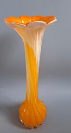 Leuke glazen vaas in vorm van bloem., Huis en Inrichting, Woonaccessoires | Vazen, Minder dan 50 cm, Glas, Ophalen of Verzenden