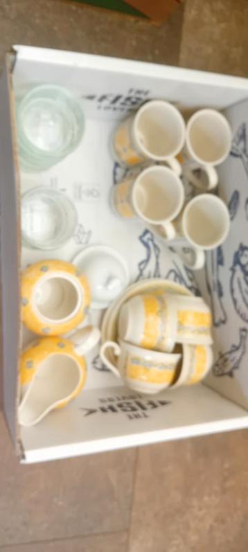 Div borden schalen en  kopjes beschikbaar voor biedingen