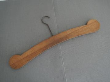 Ouderwetse houten kledinghanger beschikbaar voor biedingen