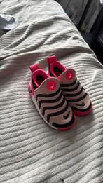 Nike dynamic GO maat 30, Ophalen, Zo goed als nieuw, Meisje, Schoentjes