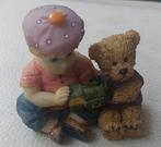 Schattig beeldje: Jongen met teddybeer en trein, Verzamelen, Beelden en Beeldjes, Ophalen of Verzenden, Zo goed als nieuw, Mens