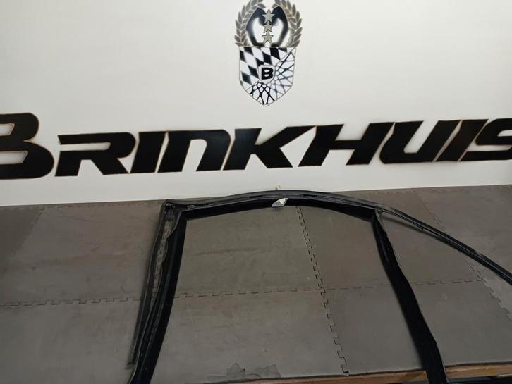 BMW E46 SEDAN RAAMGELEIDING RECHTS ACHTER 51348266126 NIEUW, Auto diversen, Overige Auto diversen, Ophalen of Verzenden