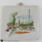 Polychroom tegel jaren 60 - parkgezicht met fontein en kerk, Ophalen of Verzenden