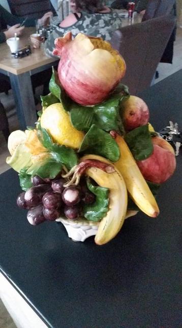 Decoratieve fruitschaal van keramiek beschikbaar voor biedingen