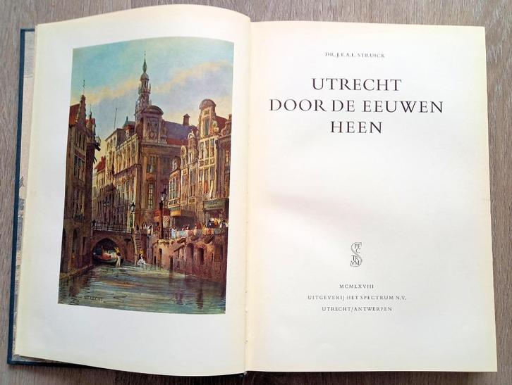 Utrecht door de eeuwen heen 1968 Struick HC, Boeken, Geschiedenis | Stad en Regio, Gelezen, Ophalen of Verzenden