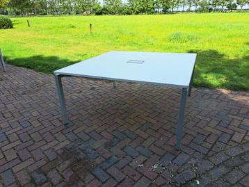 vergadertafel / werktafel beschikbaar voor biedingen
