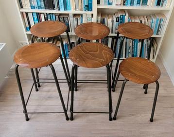 6 vintage industriële krukken (waarvan 5 met voetensteun) beschikbaar voor biedingen