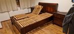 DIT WEEKEND OPHALEN: Bed elektrische bedbodem + nachtkastjes, Ophalen, Verstelbaar, Bruin, Klassiek houten bed in warme koloniale stijl