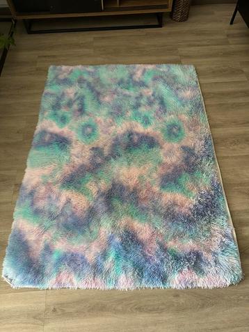 Fluffy kleed pastelkleuren beschikbaar voor biedingen