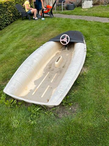 Zandbak speelboot beschikbaar voor biedingen