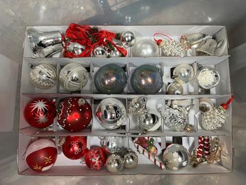 Heel veel vintage kerstballen en accessoires beschikbaar voor biedingen