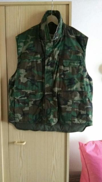 Bodywarmer in camouflageprint met reclame van een hengelspor beschikbaar voor biedingen