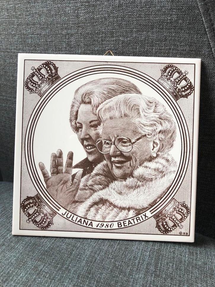 Tegel Juliana & Beatrix 1980, Antiek en Kunst, Antiek | Wandborden en Tegels, Ophalen of Verzenden